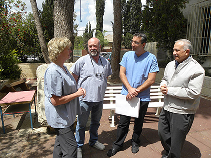   Freiwillige Zahnärzte in der Zahnklinik
    für Kinder in Jerusalem